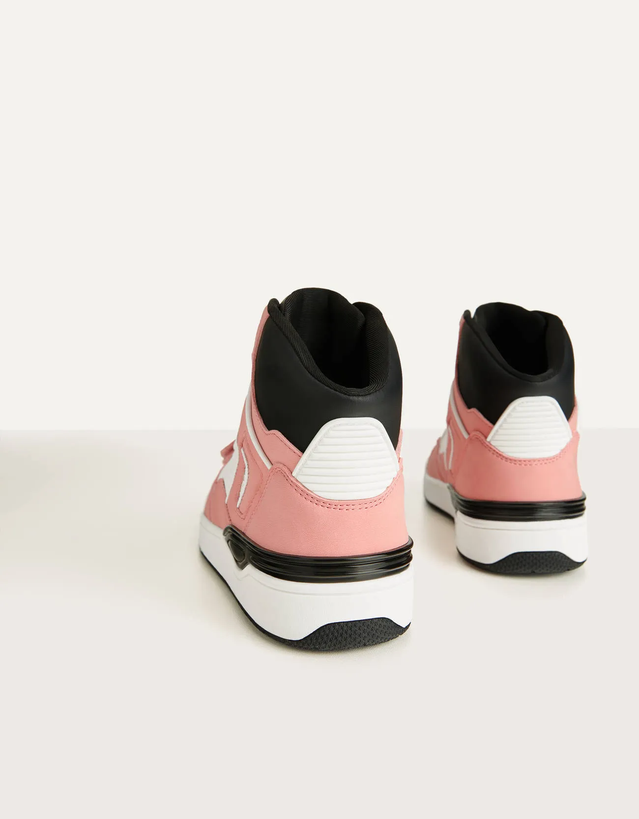 Hochgeschnittene, kombinierte Sneaker